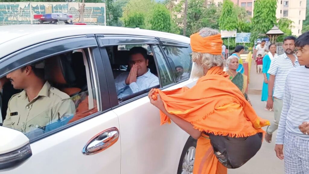 ಕುಕ್ಕೆ ಸುಬ್ರಹ್ಮಣ್ಯದಲ್ಲಿ ಪ್ರಾಕೃತಿಕ ವಿಕೋಪ ಮುಂಜಾಗ್ರತಾ ಸಭೆಗೆ ಬಂದಿದ್ದ ಜಿಲ್ಲಾಧಿಕಾರಿ ಮುಂದೆ ಕೈಚಾಚಿದ ಬಿಕ್ಷುಕ.