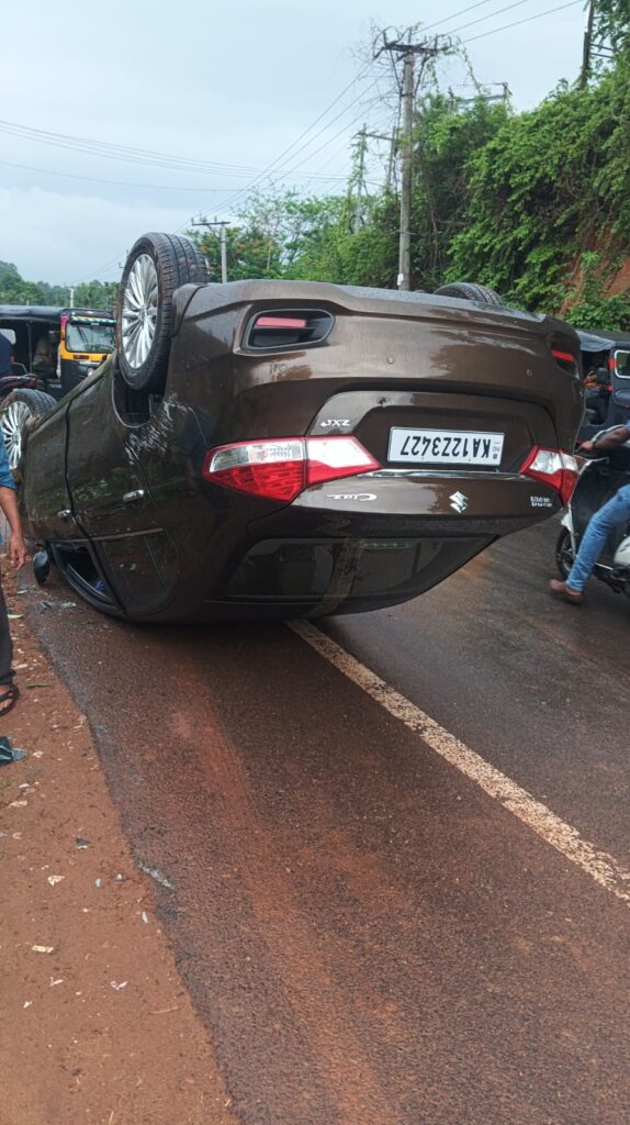 ಹಳೆಗೇಟು ಪೆಟ್ರೋಲ್ ಪಂಪ್ ಬಳಿ ಕಾರು ಸ್ಕಿಡ್ ಆಗಿ ಪಲ್ಟಿ.