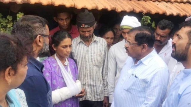 ದಾರುಣವಾಗಿ ಹತ್ಯೆಯಾದ ಸೂರ್ಲಬ್ಬಿ ಗ್ರಾಮದ ವಿದ್ಯಾರ್ಥಿನಿ ಮೀನಾ ಮನೆಗೆ ಗೃಹ ಸಚಿವ ಡಾ. ಜಿ.ಪರಮೇಶ್ವರ್ ಭೇಟಿ