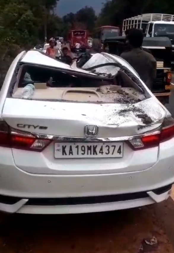 ಚಲಿಸುತ್ತಿದ್ದ ಕಾರಿನ ಮೇಲೆ ಮರಬಿದ್ದು ಇಬ್ಬರಿಗೆ ಗಾಯ: ಮಾಣಿ ಮೈಸೂರು ರಸ್ತೆಯ ಕುಕ್ಕರಬೆಟ್ಟುವಿನಲ್ಲಿ ಘಟನೆ