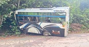 ಬೆಳ್ತಂಗಡಿ: ಚಾಲಕನ ನಿಯಂತ್ರಣ ತಪ್ಪಿ ವಿದ್ಯುತ್ ಕಂಬಕ್ಕೆ ಢಿಕ್ಕಿ ಹೊಡೆದ ಮಿನಿ ಬಸ್; 17 ಮಂದಿಗೆ ಗಾಯ..!