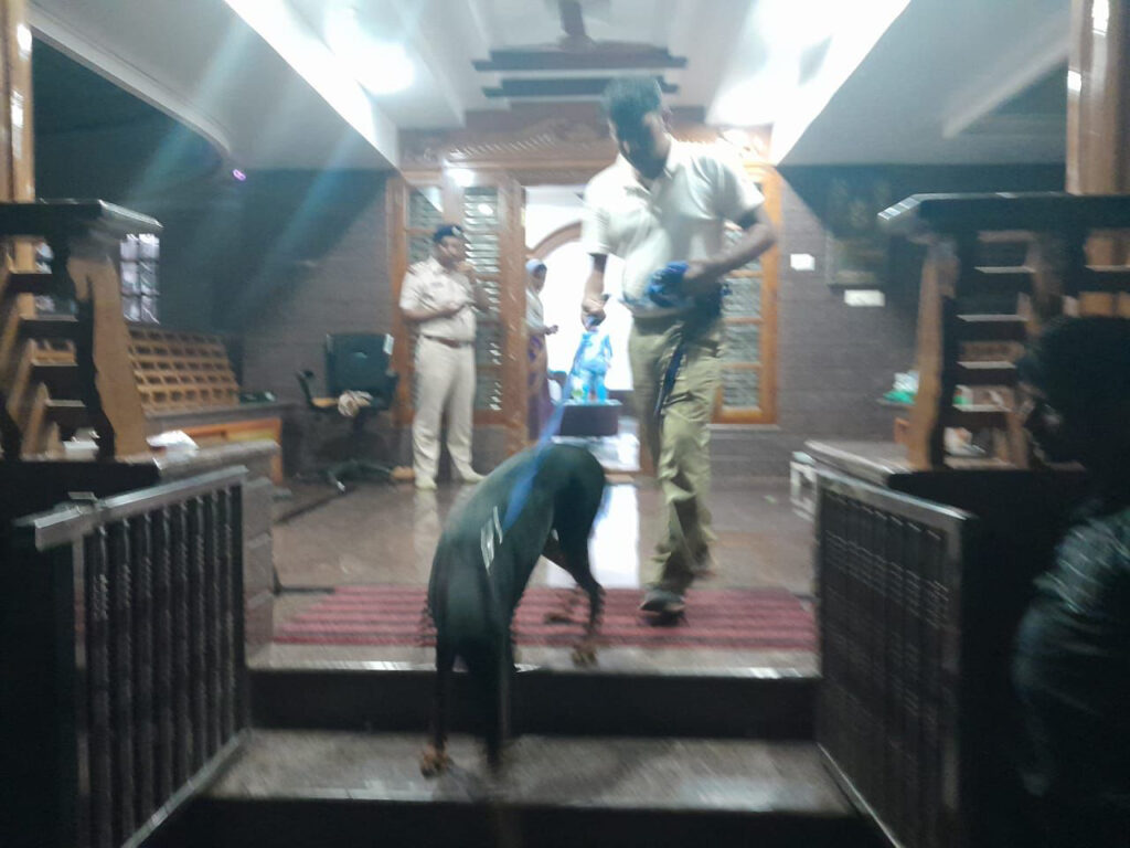 ಮಂಗಳೂರು: ಪಿಡಬ್ಲ್ಯುಡಿ ಗುತ್ತಿಗೆದಾರರ ಮನೆಗೆ ನುಗ್ಗಿದ ಡಕಾಯಿತಿ ಗ್ಯಾಂಗ್ :ಮನೆಯವರನ್ನು ಕಟ್ಟಿಹಾಕಿ ಬೆದರಿಸಿ ದರೋಡೆ:ಪೋಲಿಸರಿಂದ ಶೋಧ ಕಾರ್ಯ ಶ್ವಾನದಳ ಆಗಮನ: