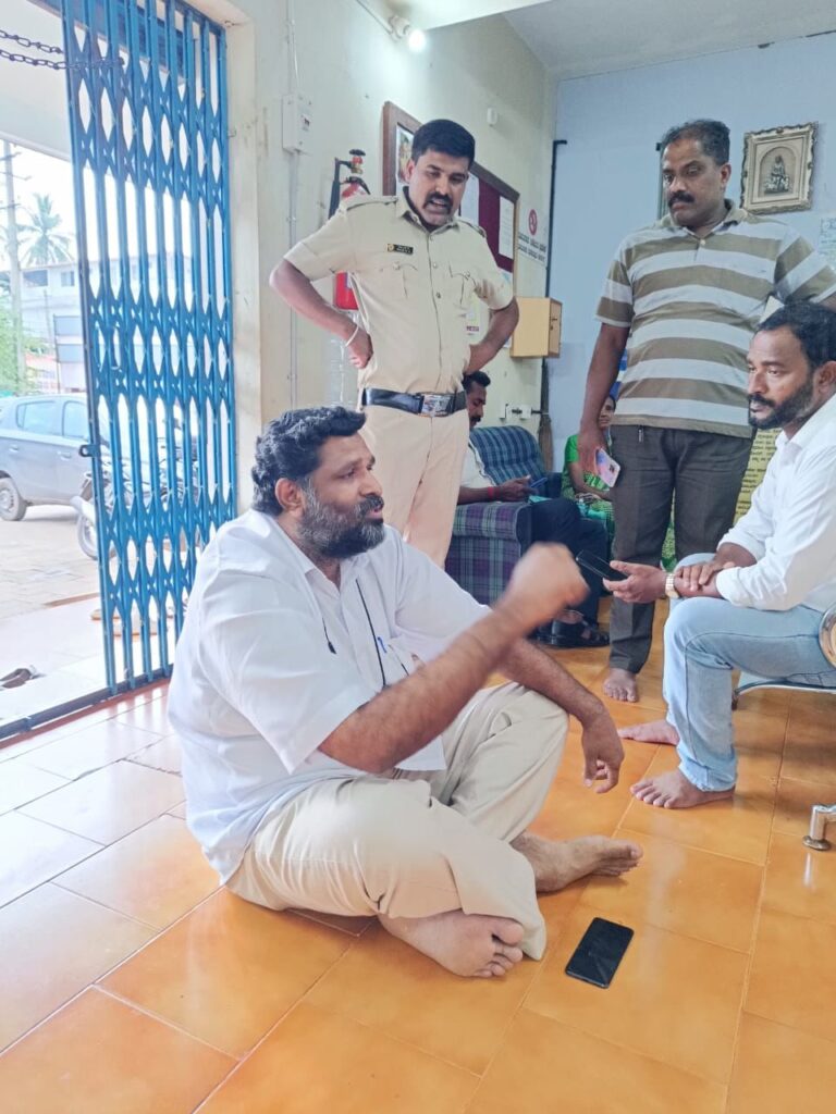 ಕಲ್ಲುಗುಂಡಿ ಕೆನರಾ ಬ್ಯಾಂಕ್ ಶಾಖೆಯಲ್ಲಿ  ಏಕಾಂಗಿ ದರಣಿ ಕುಳಿತ ಗ್ರಾಹಕ