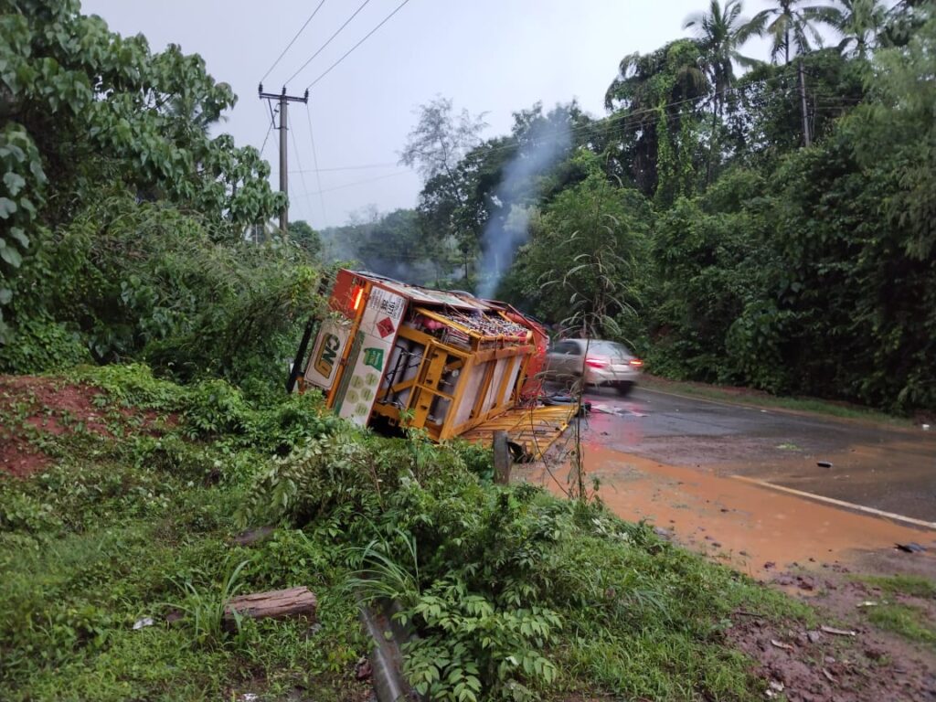 ಕನಕಮಜಲು: ಕೋಡಿ ತಿರುವಿನಲ್ಲಿ ಗ್ಯಾಸ್ ಸಿಲಿಂಡರ್ ಲಾರಿ ಪಲ್ಟಿ.