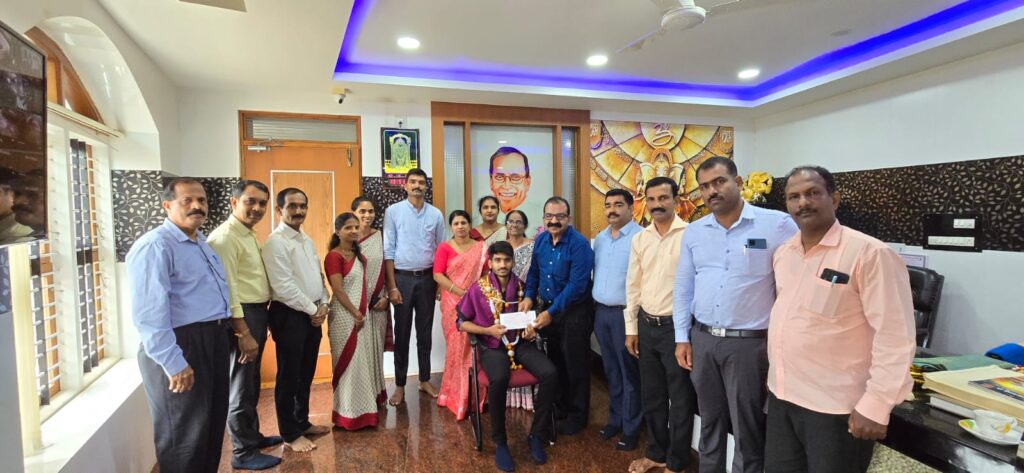 ಕೆ.ವಿ.ಜಿ ಅಮರಜ್ಯೋತಿ ಪದವಿ ಪೂರ್ವ ಕಾಲೇಜಿನಲ್ಲಿ ನೀಟ್ ಪರೀಕ್ಷೆಯಲ್ಲಿ ಸಾಧನೆಗೈದ ವಿದ್ಯಾರ್ಥಿ ಪ್ರಥಮ್ ರವರಿಗೆ ಸನ್ಮಾನ