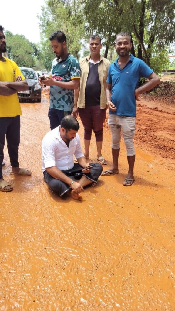 ರಾಷ್ಟ್ರೀಯ ಹೆದ್ದಾರಿ ಕಾಮಗಾರಿ ರಸ್ತೆ ಕೆಸರುಮಯ: ವಾಹನ ಪರದಾಟ ಸರಿಪಡಿಸಲು ಆಗ್ರಹಿಸಿ ಪ್ರತಿಭಟನೆ .