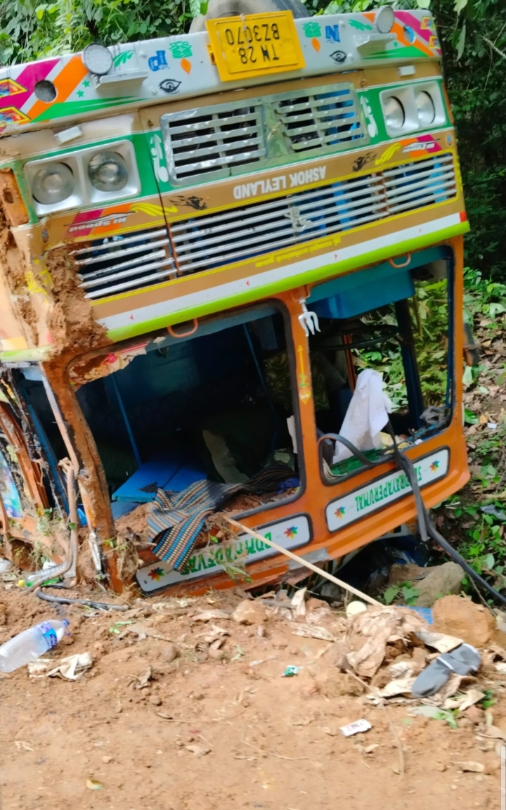 ದೇವರಕೊಲ್ಲಿ ತಿರುವಿನಲ್ಲಿ ಲಾರಿ ಪಲ್ಟಿ -ಚಾಲಕನಿಗೆ ಗಾಯ.