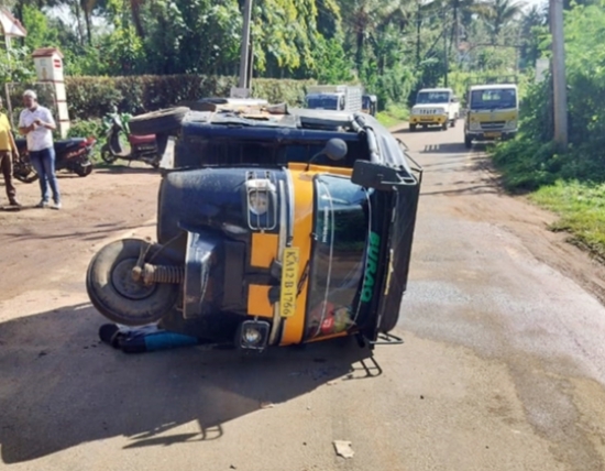 ನಾಪೋಕ್ಲು: ಕಾರು ಆಟೋರಿಕ್ಷಾ ನಡುವೆ ಅಪಘಾತ: ಗಂಭೀರ ಗಾಯ.