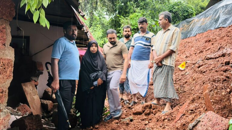 ಪುತ್ತೂರು ಭಾರೀ ಮಳೆಗೆ ಮನೆ ಮೇಲೆ ಧರೆ ಕುಸಿತಮಣ್ಣಿನಡಿ ಸಿಲುಕಿದ ಇಬ್ಬರು ಮಕ್ಕಳನ್ನು ಪಾರು ಮಾಡಿದ ತಂದೆ