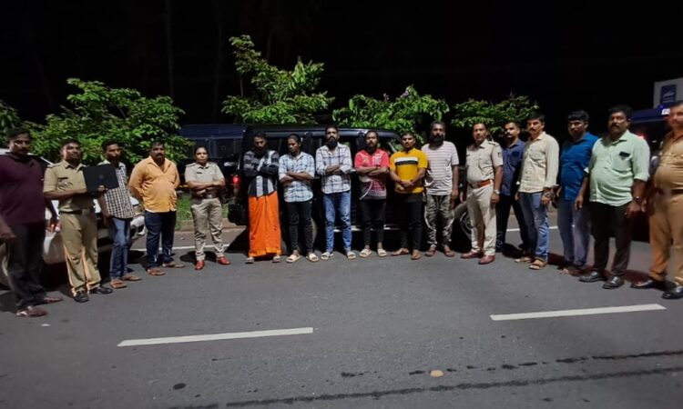 ಕಾಪು : ದರೋಡೆಗೆ ಸಂಚು ರೂಪಿಸಿ ಕಾರಿನಲ್ಲಿ ಮಾರಕಾಯಧಗಳೊಂದಿಗೆ ಸಂಚರಿಸುತ್ತಿದ್ದ 6 ಮಂದಿಯನ್ನು ವಶಕ್ಕೆ ಪಡೆದ ಕಾಪು ಪೊಲೀಸರು.