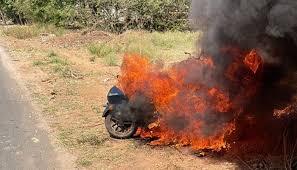 ಬಂಟ್ವಾಳದಲ್ಲಿ ಗೆಳೆಯರ ಹಳೆಯ ದ್ವೇಷಕ್ಕೆ ಬೆಂಕಿಗಾಹುತಿ :ಸ್ನೇಹಿತನ ಮನೆಯಲ್ಲಿ ನಿಲ್ಲಿಸಿದ್ದ ಬೈಕ್ ಗೆ ಬೆಂಕಿ ಹಚ್ಚಿದ ಕಿಡಿಗೇಡಿ.