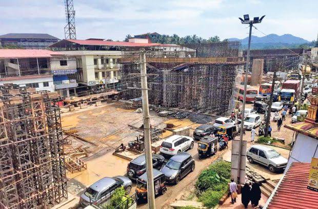 ಡಿಸೇಲ್ ಖಾಲಿಯಾಗಿ ರಸ್ತೆ ಮಧ್ಯೆ ನಿಂತ ಲಾರಿ : ಟ್ರಾಫಿಕ್ ಜಾಮ್ : ಗಂಟೆ ಗಟ್ಟಲೆ ರಸ್ತೆಯಲ್ಲಿ ಬಾಕಿಯಾದ ವಿದ್ಯಾರ್ಥಿಗಳು.