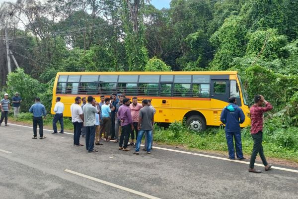 ಬಸ್ ಚಾಲಕನಿಗೆ ಹಾರ್ಟ್ ಅಟ್ಯಾಕ್ – ಚಾಲಕನ ಸಮಯಪ್ರಜ್ಞೆಗೆ ಪಾರಾದ ಮಕ್ಕಳು