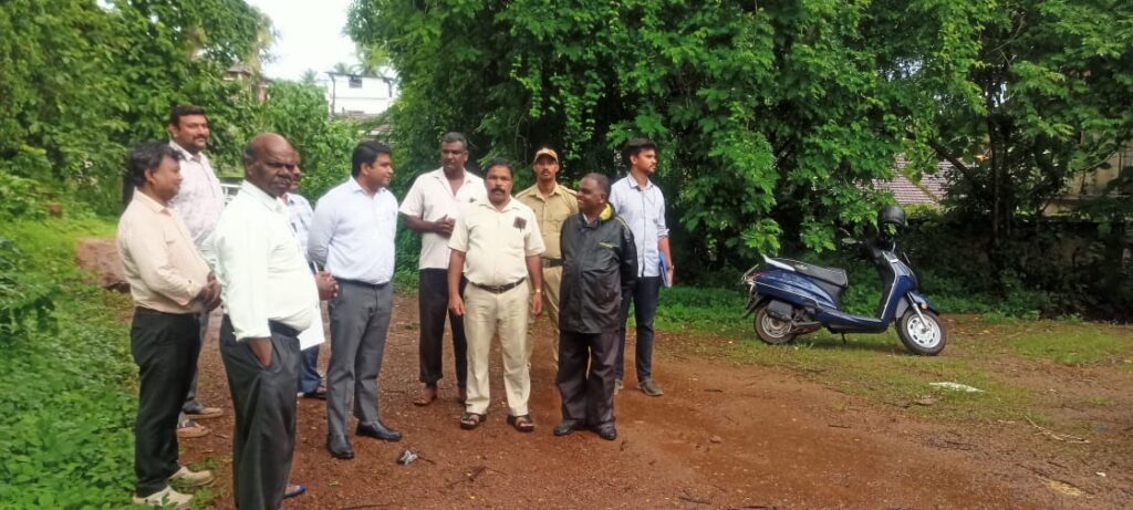 ಸುಳ್ಯ ನೆನೆಗುದಿಗೆ ಬಿದ್ದಿರುವ ಅಂಬೇಡ್ಕರ್ ಭವನಕ್ಕೆ ಜಿಲ್ಲಾಧಿಕಾರಿಯನ್ನು   ಕರೆದೊಯ್ದ ದಲಿತ ಮುಖಂಡರು.