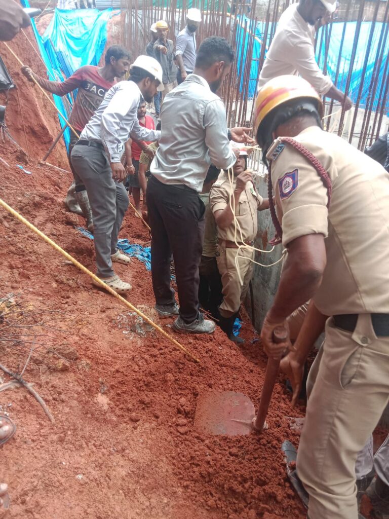 ಕಟ್ಟಡ ಕಾಮಗಾರಿ ವೇಳೆ ಮಣ್ಣು ಕುಸಿತ : ಮಣ್ಣಿನಡಿ ಸಿಲುಕಿದ ಕಾರ್ಮಿಕರು.