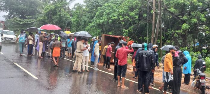 ಪುಂಜಾಲಕಟ್ಟೆ ಲಾರಿ ಪಲ್ಟಿ: ಓರ್ವ ಸ್ಥಳದಲ್ಲಿಯೇ ಸಾವು, ಮೂವರು ಗಂಭೀರ