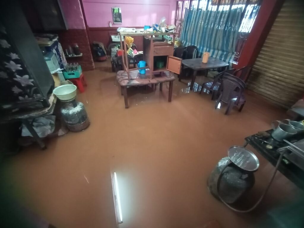 ಸುಳ್ಯ : ಭಾರೀ ಮಳೆ ನಗರದ ಹೋಟೆಲ್ ಒಳಗೆ ಮಳೆ ನೀರು ನುಗ್ಗಿ ಹಾನಿ