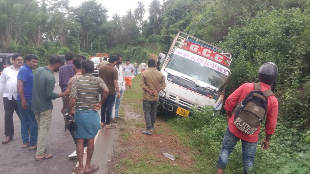 ಕಲ್ಲುಗುಂಡಿಯಲ್ಲಿ   ಕೋಳಿ ಸಾಗಾಟದ ಲಾರಿ ಚರಂಡಿಗೆ
