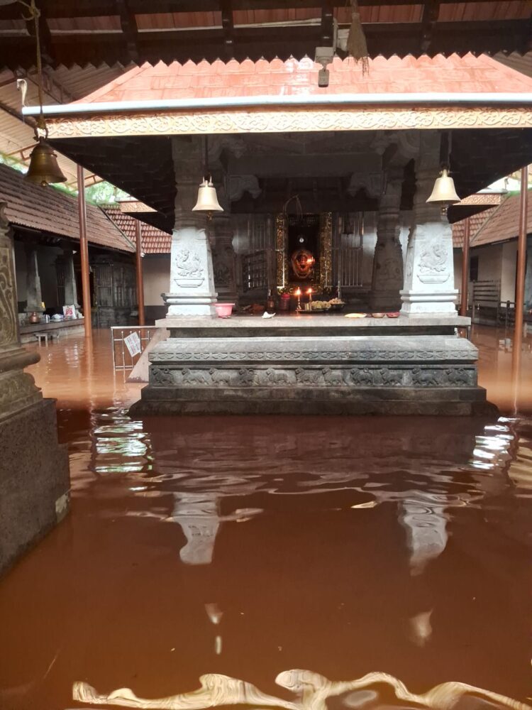 ಭಾರೀ ಮಳೆ :ಪೆರುವಾಜೆ ಜಲದುರ್ಗಾ ದೇವಸ್ಥಾನ ಜಲಾವೃತ ..!