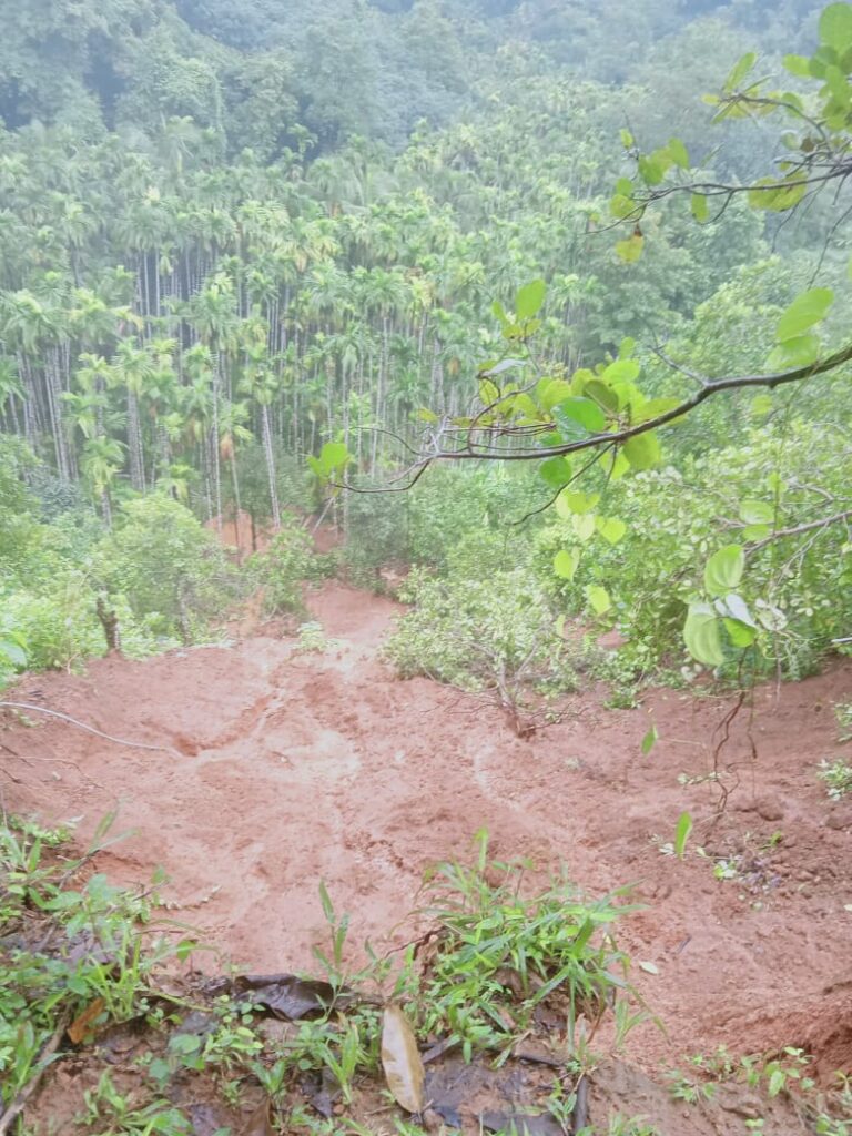 ತಾಲೂಕಿನಲ್ಲಿ ಭಾರೀ ಮಳೆ ಪೆರಾಜೆ ಗ್ರಾಮದ ಹಲವೆಡೆ ಬರೆ ಕುಸಿತ : ರಸ್ತೆ ಸಂಪರ್ಕ ಕಡಿತ:  ಮನೆ  ವಾಹನ ಹಾಗೂ  ಪಂಪ್ ಶೆಡ್ ಹಾನಿ