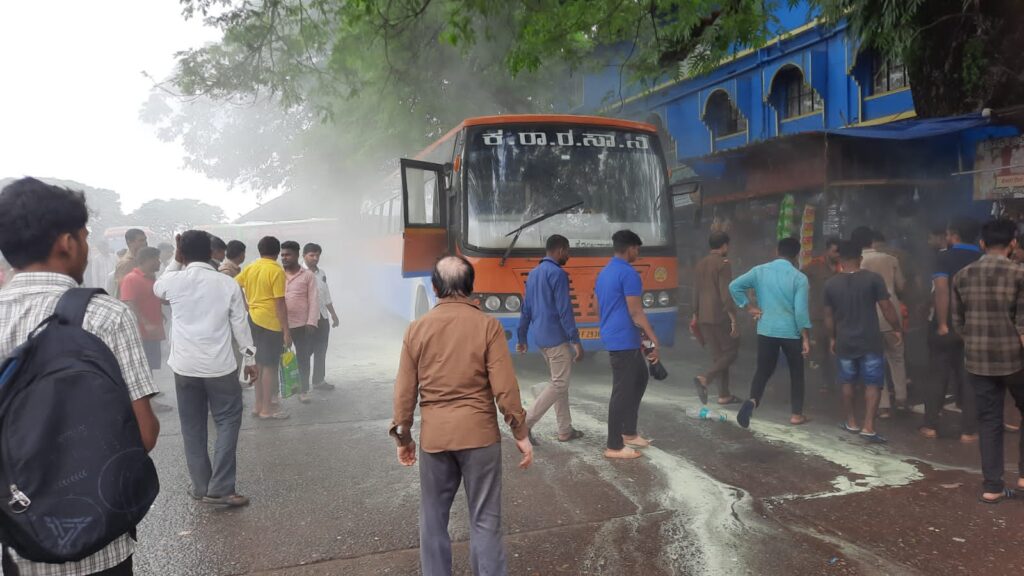 ಸುಳ್ಯ – ಕೊಯನಾಡು ತೆರಳುವ ಬಸ್ ನಲ್ಲಿ ಕಾಣಿಸಿಕೊಂಡ ಬೆಂಕಿ.