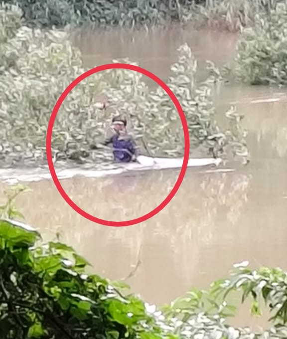 ಕಡಬ: ತುಂಬಿ‌ ಹರಿಯುತ್ತಿರುವ ನದಿಯಲ್ಲಿ ಸಿಲುಕಿಕೊಂಡಿರುವ ಯುವಕ.