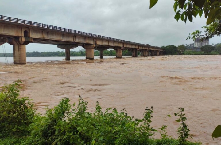 ಅಪಾಯ ಮಟ್ಟಕ್ಕೆ  ಹರಿಯುತ್ತಿರುವ ಬಂಟ್ವಾಳದ ನೇತ್ರಾವತಿ ನದಿ | ನೀರಿನ ಮಟ್ಟ ಹೆಚ್ಚಳ