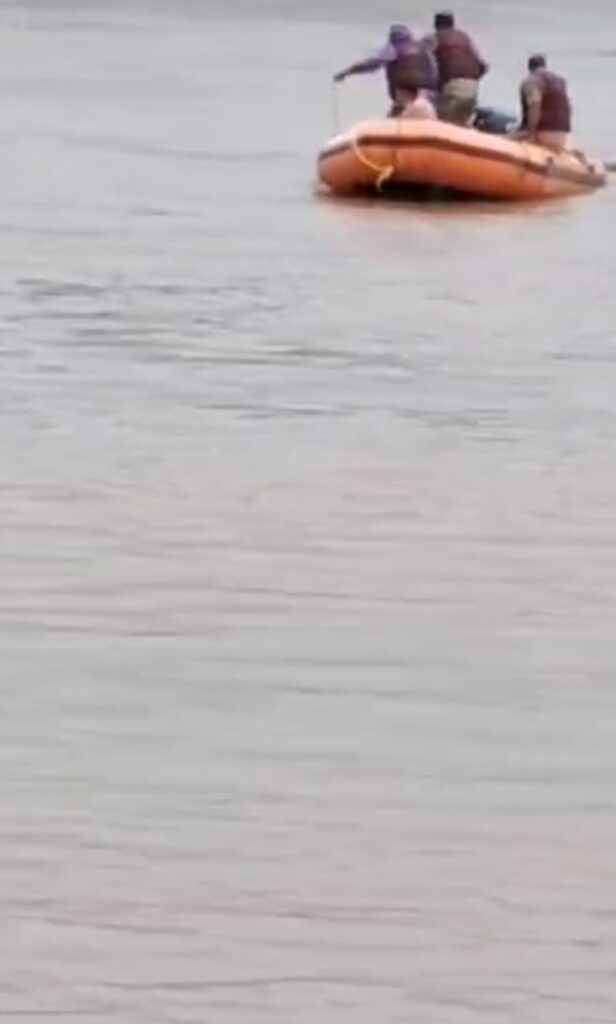 ಉಪ್ಪಿನಂಗಡಿ ಉಕ್ಕಿ  ಹರಿಯುತ್ತಿದ್ದ  ನೇತ್ರಾವತಿ ನ ನದಿಯಲ್ಲಿ  ‌ಕೊಚ್ಚಿಬಂದ  ದನ :ಜೀವ ಪಣಕ್ಕಿಟ್ಟು ರಕ್ಷಣೆ ಮಾಡಿದ ರಕ್ಷಣಾ ಪಡೆ:ಸಾರ್ವಜನಿಕರಿಂದ ಹರಿದು ಬಂದ ಪ್ರಶಂಸೆ.