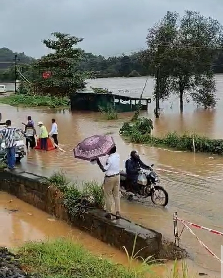 ಉಪ್ಪಿನಂಗಡಿ :ತುಂಬಿ ಹರಿಯುತ್ತಿರುವ ನೇತ್ರಾವತಿ ನದಿ : ಉಪ್ಪಿನಂಗಡಿ ಸಮೀಪ ರಾಷ್ಟ್ರೀಯ ಹೆದ್ದಾರಿಗೆ ನುಗ್ಗಿದ ನೀರು..!