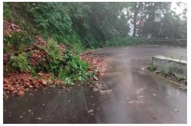 ಆಗುಂಬೆ ಘಾಟಿಯಲ್ಲಿ ಗುಡ್ಡ ಕುಸಿತ, ವಾಹನ ಚಾಲಕರಿಗೆ ಎಚ್ಚರಿಕೆ ವಹಿಸಲು ಸೂಚನೆ..!