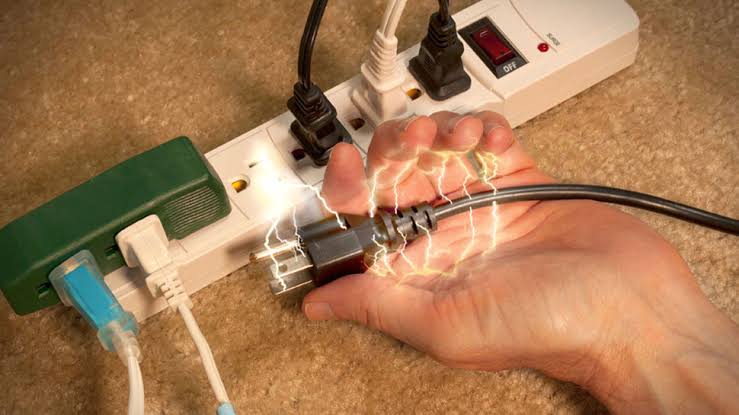 ಪ್ಯೂಸ್ ಹಾಕಲು ಹೋದ ಯುವಕನಿಗೆ  ವಿದ್ಯುತ್ ಶಾಕ್‍ : ಮೃತ್ಯು 