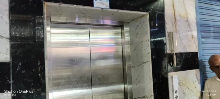 ಲಿಫ್ಟ್ ನೊಳಗೆ ಸಿಲುಕಿದ ವಿದ್ಯಾರ್ಥಿಗಳು : ಸ್ಥಳೀಯರಿಂದ  ರಕ್ಷಣೆ 