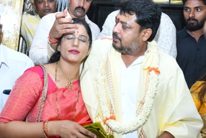 ಮೈಸೂರು : ಚಾಮುಂಡೇಶ್ವರಿ ಗರ್ಭಗುಡಿಯಲ್ಲಿ ಮಹಿಳಾ ಅಧಿಕಾರಿಯ ಹಣೆಗೆ ಕುಂಕುಮ ಇಟ್ಟ ಸಂಸದ ಸುನೀಲ್ ಬೋಸ್, ಫೋಟೋ ವೈರಲ್‌.