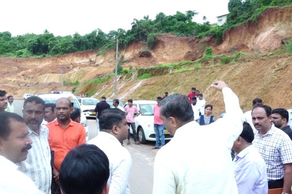 ಕೆತ್ತಿಕಲ್ ಗುಡ್ಡ ಕುಸಿತ ಪ್ರದೇಶಕ್ಕೆ ಜಿಲ್ಲಾಧಿಕಾರಿ ಮುಲ್ಲೈಮುಗಿಲನ್ ಭೇಟಿ  :ಎನ್ಎಚ್ಐ ಅಧಿಕಾರಿಗಳ ಮೇಲೆ ಗರಂ 