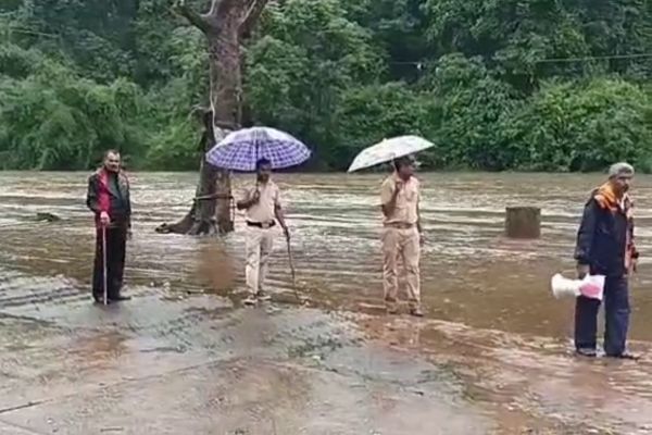 ಕುಕ್ಕೆ ಸುಬ್ರಹ್ಮಣ್ಯದ ಕುಮಾರಧಾರಾ ಸ್ನಾನಘಟ್ಟ ಮುಳುಗಡೆ :  ಭಕ್ತರು ನದಿಗೆ ಇಳಿಯದಂತೆ ಸೆಕ್ಯುರಿಟಿಗಳ ನೇಮಕ