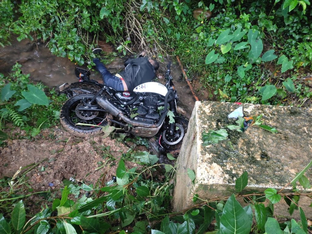 ಕೊಯಿನಾಡು ಮೋರಿ ಗೆ ಡಿಕ್ಕಿ ಹೊಡೆದ  ಬೈಕ್ :ಸವಾರರು ಸ್ಥಳದಲ್ಲಿಯೇ ಸಾವು