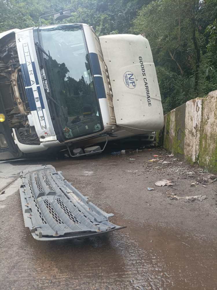 ಕಾರಿನ ಮೇಲೆ ಬಿದ್ದ ಕಂಟೇನರ್ ಲಾರಿ – ಕಾರು ಸಂಪೂರ್ಣ ನಜ್ಜುಗುಜ್ಜು ಪ್ರಯಾಣಿಕರು ಪವಾಡ ಸದೃಶ್ಯ ಪಾರು.