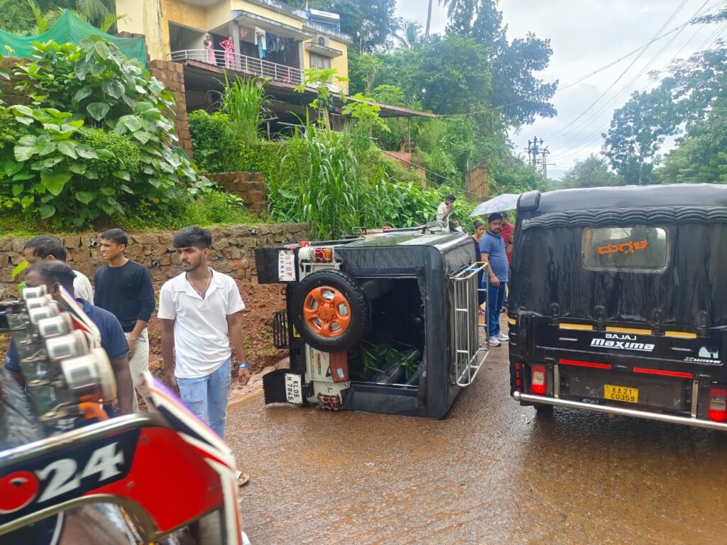 ಸುಳ್ಯ ಗುರುಂಪು ಜೀಪು  ಮತ್ತು  ಬೈಕ್ ಮುಖಾಮುಖಿ ಡಿಕ್ಕಿ. ಪಲ್ಟಿಯಾದ ಜೀಪು  :ಬೈಕ್ ಸವಾರ ಜೀಪಿನಲ್ಲಿದ್ದ ಪ್ರಯಾಣಿಕರಿಗೆ ಗಾಯ