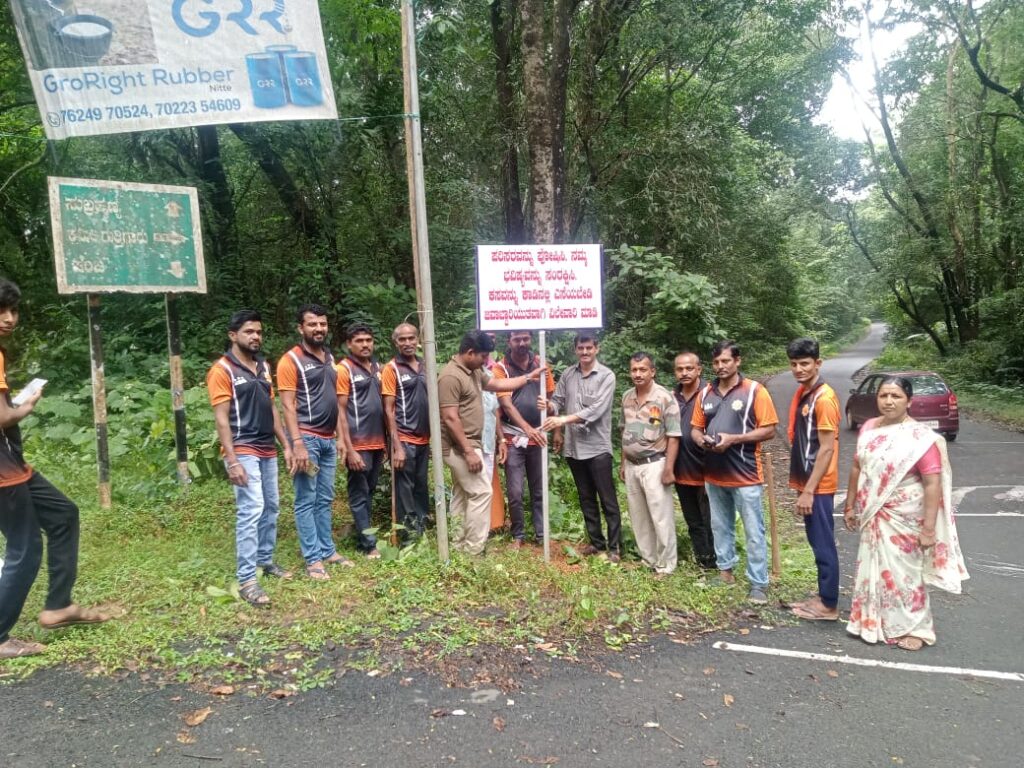 ಬಾಂಧವ್ಯ ಗೆಳೆಯರ ಬಳಗದಿಂದ ಸುಳ್ಯದ ಗುತ್ತಿಗಾರು ಗ್ರಾಮದ ಕಮಿಲದಲ್ಲಿ ಕಾಡಿನ ನಡುವೆ ಹಾದು ಹೋಗುವ ರಸ್ತೆಯ ಇಕ್ಕೆಲೆಗಳಲ್ಲಿ ಸ್ವಚ್ಛತೆ.
