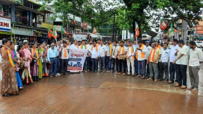 ರಾಜ್ಯಪಾಲರ ಬಗ್ಗೆ ಅವಹೇಳನಕಾರಿ ಹೇಳಿಕೆ ನೀಡಿದ ಐವನ್ ಡಿಸೋಜಾ ರವರ ಮೇಲೆ ಕೇಸು ದಾಖಲಿಸುವಂತೆ ಆಗ್ರಹಿಸಿ ಸುಳ್ಯದಲ್ಲಿ ಬಿಜೆಪಿ ಯುವ ಮೋರ್ಚಾದ ವತಿಯಿಂದ ರಸ್ತೆ ತಡೆದು ಪ್ರತಿಭಟನೆ.