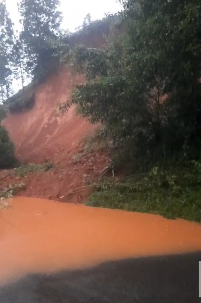 ಪುತ್ತೂರು ಬೈಪಾಸ್ ರಸ್ತೆ ತೆಂಕಿಲದಲ್ಲಿ  ಗುಡ್ಡ ಕುಸಿತ ! – ರಾಜ್ಯ ಹೆದ್ದಾರಿ ಬಂದ್ .