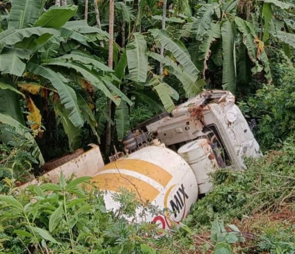 ಕಾಂಕ್ರೀಟ್ ಮಿಕ್ಸ್ ಸಾಗಿಸುತ್ತಿದ್ದ ಅಜೆಕ್ಸ್ ಲಾರಿ ಪಲ್ಟಿ | ಚಾಲಕ ಪ್ರಾಣಾಪಾಯದಿಂದ ಪಾರು.