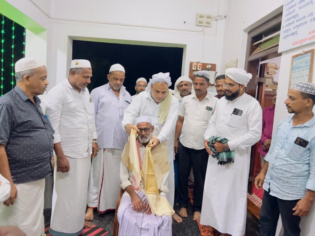 ಮೆಕ್ಕಾಕ್ಕೆ ಪವಿತ್ರ ಉಮ್ರಾ ಯಾತ್ರೆ ಕೈಗೊಳ್ಳಲಿರುವ ಪಾಂಡಿ ಅಬ್ಬಾಸ್ ರವರಿಗೆ ಪೇರಡ್ಕ ಜಮಾಯತ್ ವತಿಯಿಂದ ಬೀಳ್ಕೊಡುಗೆ ಸಮಾರಂಭ