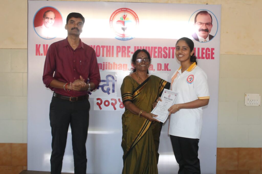 ಅಮರ ಜ್ಯೋತಿ ಪಿಯು ಕಾಲೇಜಿನಲ್ಲಿ ಹಿಂದಿ ದಿನಾಚರಣೆ ಹಾಗೂ ಪ್ರತಿಭಾ ಪುರಸ್ಕಾರ ಕಾರ್ಯಕ್ರಮ.ಹಿಂದಿ ಅತ್ಯಂತ ಸರಳ ಹಾಗೂ ಸಮೃದ್ಧಿಯುಕ್ತ ಭಾಷೆ. – ಸುಶ್ಮಿತ ಜಾಕೆ