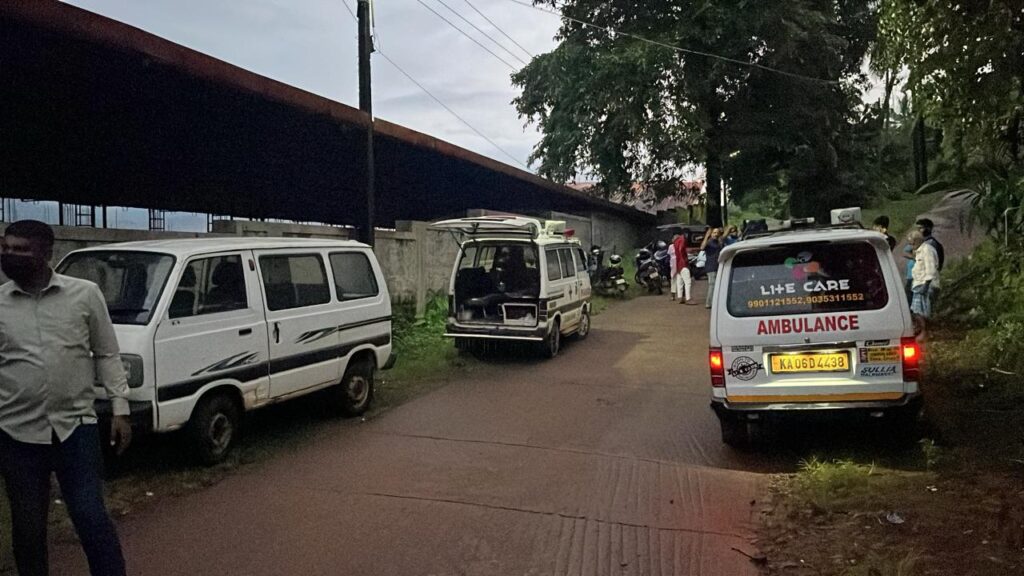 ಸುಳ್ಯ ನಗರದ ಪರಿವಾರಕಾನ ಬಳಿ ನಿಲ್ಲಿಸಿದ್ದ ಓಮ್ನಿ ಕಾರಿನಲ್ಲಿ ಕೊಳೆತ ಸ್ಥಿತಿಯಲ್ಲಿ ವ್ಯಕ್ತಿಯ ಶವ ಪತ್ತೆ.