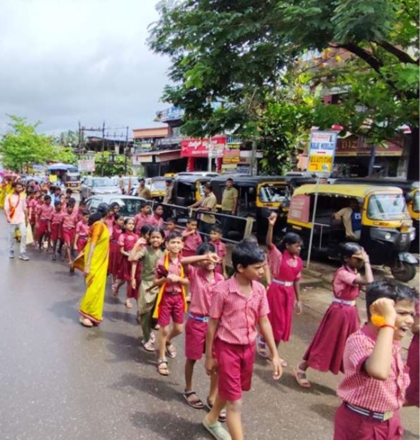 ಕೋಲ್ಚಾರು ಸ.ಹಿ.ಪ್ರಾ.ಶಾಲೆಗೆ ರಾಜ್ಯ ಪ್ರಶಸ್ತಿ: ಸುಳ್ಯ ನಗರದಲ್ಲಿ ಮೆರವಣಿಗೆ ನಡೆಸಿ ಸಂಭ್ರಮಾಚರಣೆ ನಡೆಸಿದ ಗ್ರಾಮಸ್ಥರು.
