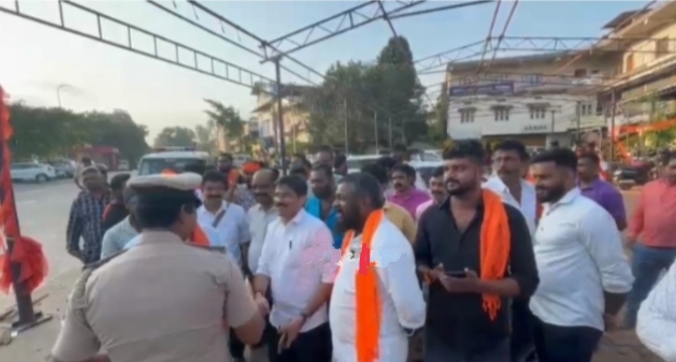 ಭಜರಂಗದಳ – ವಿಎಚ್.ಪಿ ಬಿಸಿರೋಡ್ ಚಲೋ ಕರೆ:ಬಿಸಿರೋಡಿಗೆ ಜಮಾಯಿಸುತ್ತಿರುವ ಹಿಂದೂ ಕಾರ್ಯಕರ್ತರು.