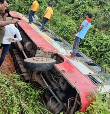 ವಗ್ಗ KSRTC ಬಸ್ ಪಲ್ಟಿ : ಒಟ್ಟು 13 ಮಂದಿಗೆ ಗಾಯ ,ಐವರು ಗಂಬೀರ