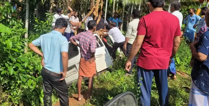 ಪುತ್ತೂರು ನಿಯಂತ್ರಣ ಕಳೆದುಕೊಂಡು ರಸ್ತೆಯಿಂದ 1 ಮೀಟರ್ ದೂರದಲ್ಲಿದ ಚರಂಡಿಗೆ ಉರುಳಿದ ಆಮ್ನಿ ಕಾರು