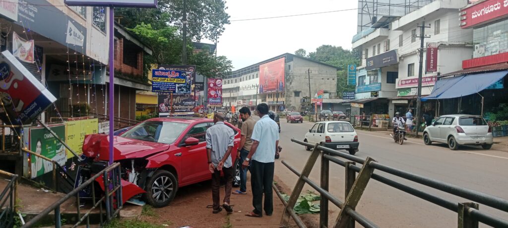 ಸುಳ್ಯ ನಗರದಲ್ಲಿ ತಡೆಬೇಲಿಗೆ ಗುದ್ದಿದ ಕಾರು : ಹಾನಿ